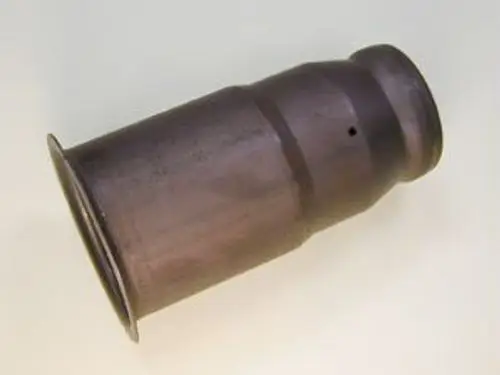Flammrohr von Remeha, zylindrisch geformt, mit breiter Öffnung an einem Ende und einem kleinen Loch auf der Seite. Farbton ist dunkel und metallisch.